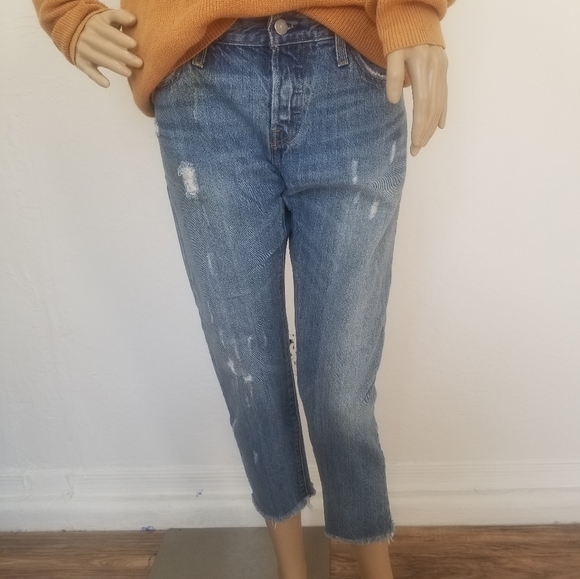 501 Levi's Medium Wash Distressed Button Fly Levi's Jeans. - Picture 5 of 15